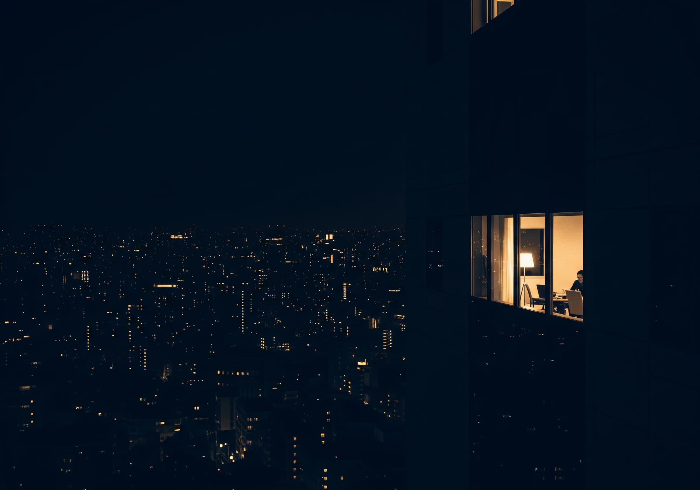 夜の虎ノ門オフィスに灯る一室の明かり